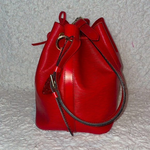 Louis Vuitton NoΓ© Epi Leather Drawstring Bucket Shoulder Bag Purse in Red AR1915 - Picture 6 of 17
